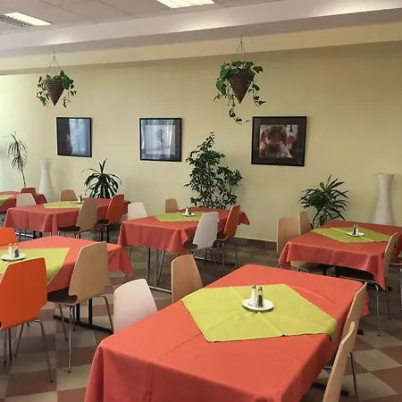 Hotell Ceu Konferencia Koezpont 3*