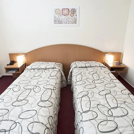 Hotel Ceu Konferencia Koezpont