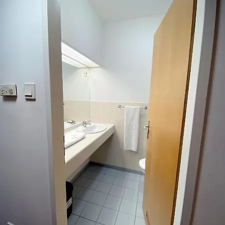 Hotel Ceu Konferencia Koezpont