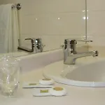 Hotell Ceu Konferencia Koezpont 3*